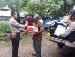 Rawat Kamtibmas, Polisi Bagi Sembako ke Masyarakat Tolikara