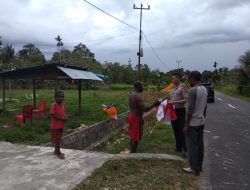 Sambut HUT Kemerdekaan, Kapolsek Nimboran Bagi-bagi Bendera
