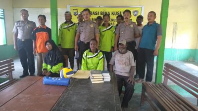 Memotivasi FKPM,  Kasat Binmas Polres Keerom Bagikan Kaos Seragam
