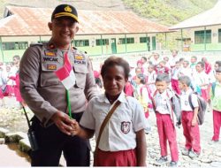 Sambut HUT RI Polres Puncak Jaya Bagi Bendera Pada Pelajar