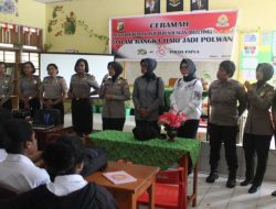 Polwan Polda Papua Sosialisasi Bahaya Narkoba ke SMA Negeri 1 Abepura