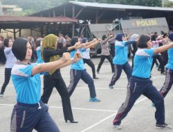 Polwan Polda  Papua Tingkatkan Kemapuan Dengan latihan Senam Borgol dan Tongkat