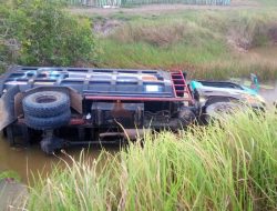 Polisi tangani Laka tunggul, Truk masuk parit Pengemudi dil larikan ke Puskesmas