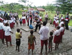 Cerdaskan Generasi Muda Papua Binmas Noken Polri Masuk di Pedalaman Yahukimo