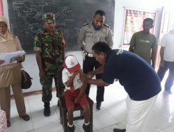 Sinergitas, TNI/Polri Gelar Imunisasi Campak Dan Rubella Di Kampung Kiren
