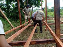 Satgas Binmas Noken Polri dan Masyarakat Kampung Massi Yahukimo Bangun Kandang Ternak Babi