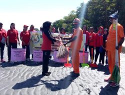 Bhayangkari Waropen Gelar Bersih Sampah  Di Pantai