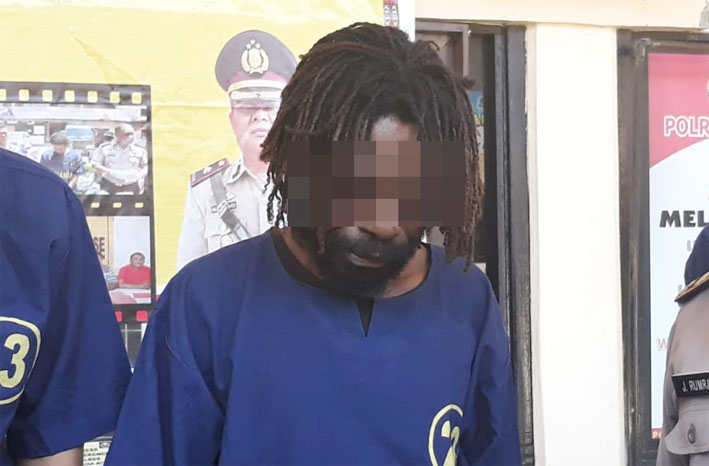 Seorang pria berinisial BM (39) warga kampung Pisugi Okoloma, Distrik Kurulu, Kabupaten Jayawijaya, yang diduga kuat merupakan anggota Tentara Pembebasan Nasional - Organisasi Papua Merdeka (TPN-OPM) diamankan anggota Satgas TNI AD