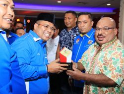 Gubernur Papua Raih Penghargaan Tokoh Inspirator Pemuda Indonesia