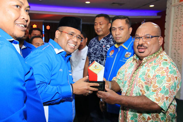 Dewan Pimpinan Pusat Komite Nasional Pemuda Indonesia memberikan penghargaan kepada Gubernur Papua, Lukas Enembe, SIP, MH sebagai Tokoh Inspirator Pemuda Indonesia di Hotel Golden View Batam, Jumat (28/9/2018).