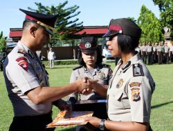 Kapolres Jayapura Beri Reward pada 10 Anggota Polres dan ORARI Berprestasi
