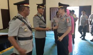 Kapolres Kep.Yapen AKBP Penri Erison pimpin serah terima jabatan Kapolsek Yapen Timur, Jumat (21/09/2018) Siang.