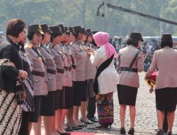 HUT Polwan, Bhabinkamtibmas Polsek Nimbokrang Terima Penghargaan dari Ibu Presiden