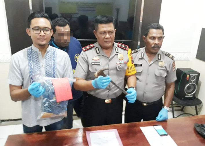 Pelaku pembunuhan terhadap IRT yang adalah istrinya sendiri saat diamankan di Mapolres Jayapura Kota, Jumat 28 September 2018.