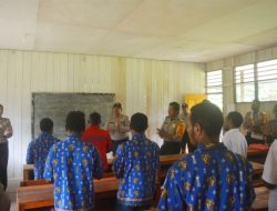 Polisi Pi Ajar Siswa SMP Kwasirama Yahukimo