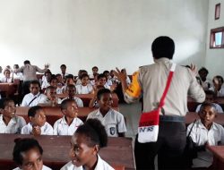Peduli Pendidikan, Polisi Pi ajar SD Orin Kidd Yahukimo