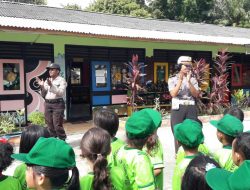 Polisi Sentani Kota Gear Pengenalan Rambu Lalulintaa Dan Penggunaan Helm Pada Siswa TK Yonif 751
