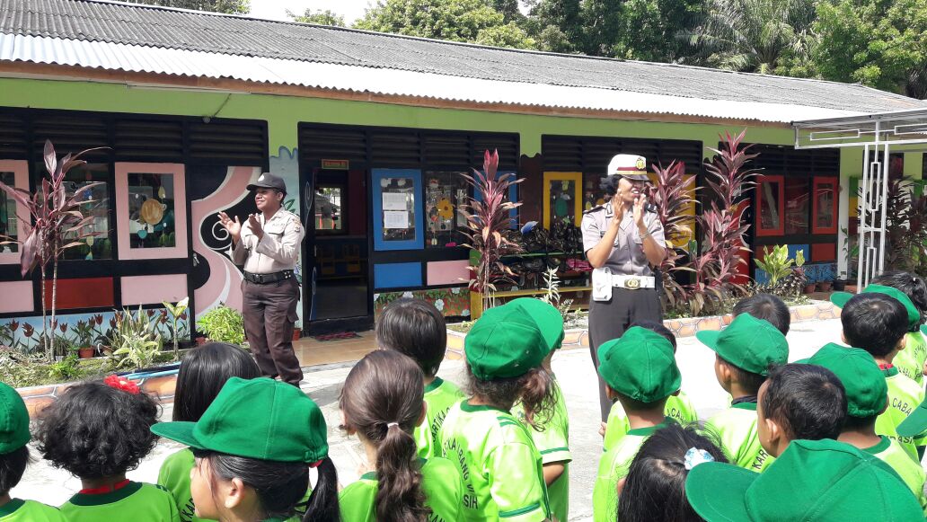Kepolisian Sektor (Polsek) Sentani Kota dalam hal ini Kanit Lantas Polsek Sentani Kota Ipda Tutik didampingi Bhabinkamtibmas Bripka Odha Marian mengajarkan tertib berlalulintas sejak usia dini kepada murid TK Yonif 751/Raider sentani.