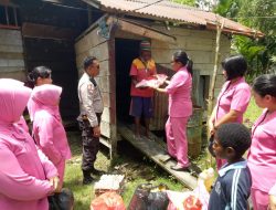 Polsek Mimika Baru Berbagi Kasih Pada Warga