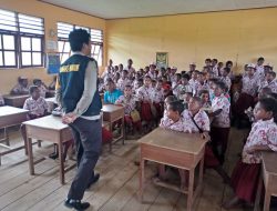 Polwan Didampingi Binmas Noken Ngajar di Sekolah Pegunungan Bintang