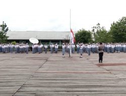 Kapolres Pembina Upacara di SMA Yan Smith Asmat
