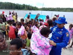 Peduli Pendidikan, Satgas Binmas Noken Pi Ajar di Kampung Kokonao-Kekwa