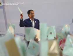 Presiden Jokowi Bagikan 5.000 Sertipikat Tanah di Surabaya