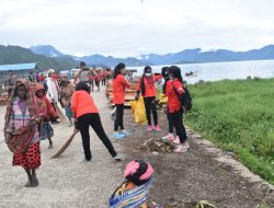 Peduli lingkungan, Bhayangkari Paniai  Gelar Bakti Sosial Bersih Dermaga Danau