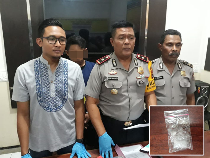 AW (22) pemilik Sabu saat dirilis di Mapolres Jayapura Kota, Jumat 28 September. (Kawattimur)