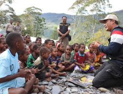 Binmas Noken Polri Gelar Main dan Belajar Bersama di Sekolah Alkitab Puncak Jaya