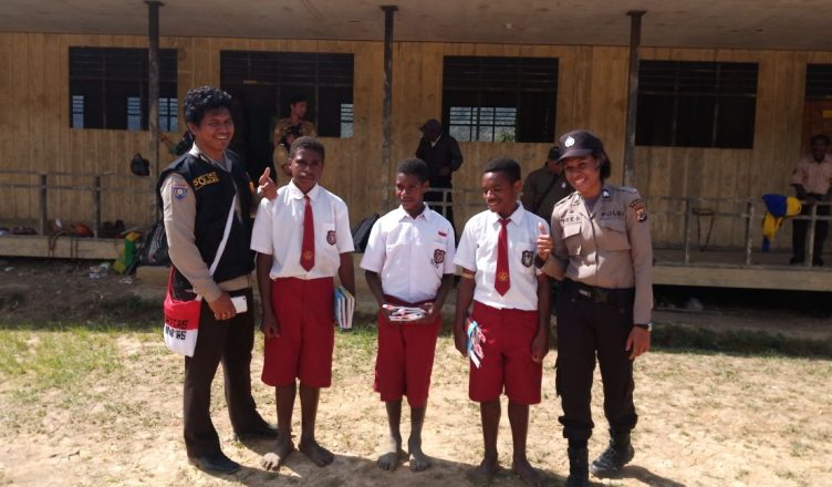 personil Binmas Noken Polres Peg. Bintang Briptu Eduard Habibu dan Anggota Sat. Lantas Polres Peg. Bintang Briptu Treslinda A menggandeng rekan – rekan dari TNI dan IPDN untuk hadir membagi ilmu di SD Inpres Mimin di Distrik Oksop – Peg. Bintang, Senin (01/10/18).