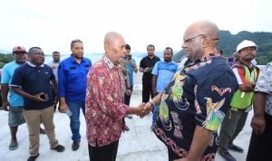 Wakil Gubernur Papua Klemen meninjau jembatan Hamadi-Holtekamp