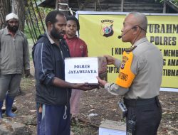 Kapolres Jayawijaya Bantu Keluarga Korban Pertikaian di Kampung Mulima