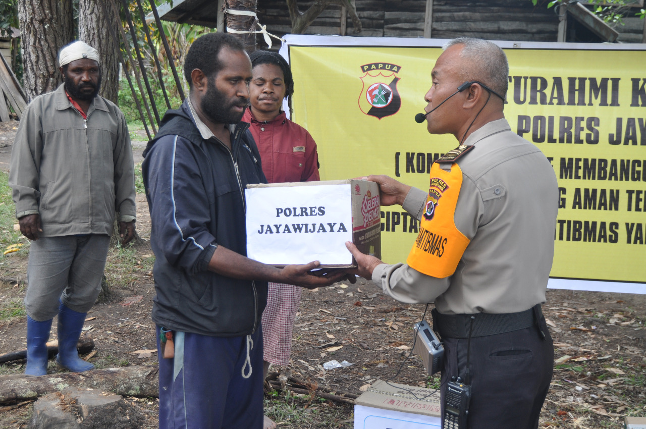 Kapolres Jayawijaya melalui Kasat Binmas Polres Jayawijaya Iptu Suparyono menyerahkan santunan berupa Sembako kepada keluarga korban pertikaian di Kampung Mulima, Distrik Libarek, Kabupaten Jayawijaya, Kamis (11/10/2018) pagi.
