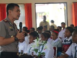 Kapolres Yapen Pi Ajar di Sekolah SMK
