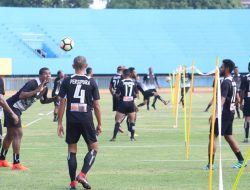 Persipura dan Persib Sama-sama Ngotot Menang