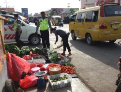 Polantas Himbau Warga Merauke Tidak Berjualan di Badan Jalan