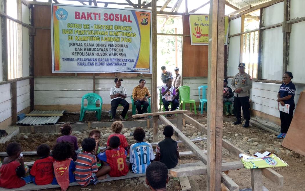 Polres Waropen, bersama Dinas Pendidikan dan Kebudayaan (Dikbud) Waropen menggelar Patroli, Bakti Sosial dan Penyuluhan Kamtibmas di Kampung Lembah Fori, Distrik Oudate Waropen, Sabtu (06/10/2018).