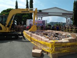 Ribuan Botol Minuman Keras Sitaan, Dimusnakan