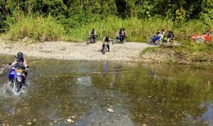 Polres Waropen, bersama Dinas Pendidikan dan Kebudayaan (Dikbud) Waropen menggelar Patroli, Bakti Sosial dan Penyuluhan Kamtibmas di Kampung Lembah Fori, Distrik Oudate Waropen, Sabtu (06/10/2018).