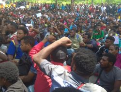 Ancam Palang Kampus, Ribuan Mahasiswa Uncen Demo Tuntut SPP Diturunkan