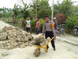 Bhabinkamtibmas Kerja Bakti Bersama Warga Kampung Naramben