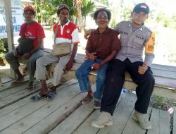 Bhabinkamtibmas Sampaikan Pesan Kamtibmas kepada Warga Kampung Pitewi