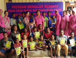 Bhayangkari PC Boven Digoel Mengajar di Taman Baca