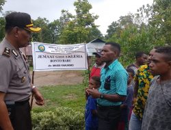 Binmas Noken Polri Bantu Pembangunan Gerung Gereja GIDI di Yahukimo