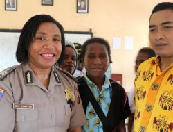 Brigpol Betty : Program Polisi Pi Ajar Disambut Hangat Guru dan Siswa SMPN 12 Mimika