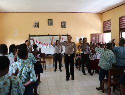 Peduli Pendidikan, Polisi Pi Ajar di Sekolah SMPN 12 Mimika