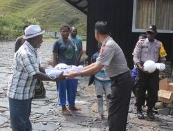 Jelang Hari Natal, Satbinmas Polres Puncak Jaya Sambangi Kampung Karubate