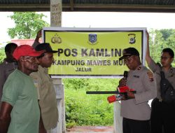 Kapolsek Berikan Perlengkapan Pos Kamling Di Kampung Mawes Mukti Sarmi