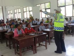 Sat Lantas Polres Waropen Sosialisasikan Tertib Berlalu Lintas Di SMP N Khemon Jaya